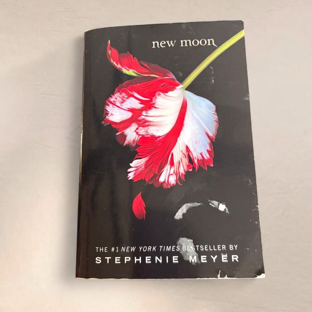 New Moon by Stephenie Meyer Paperback O